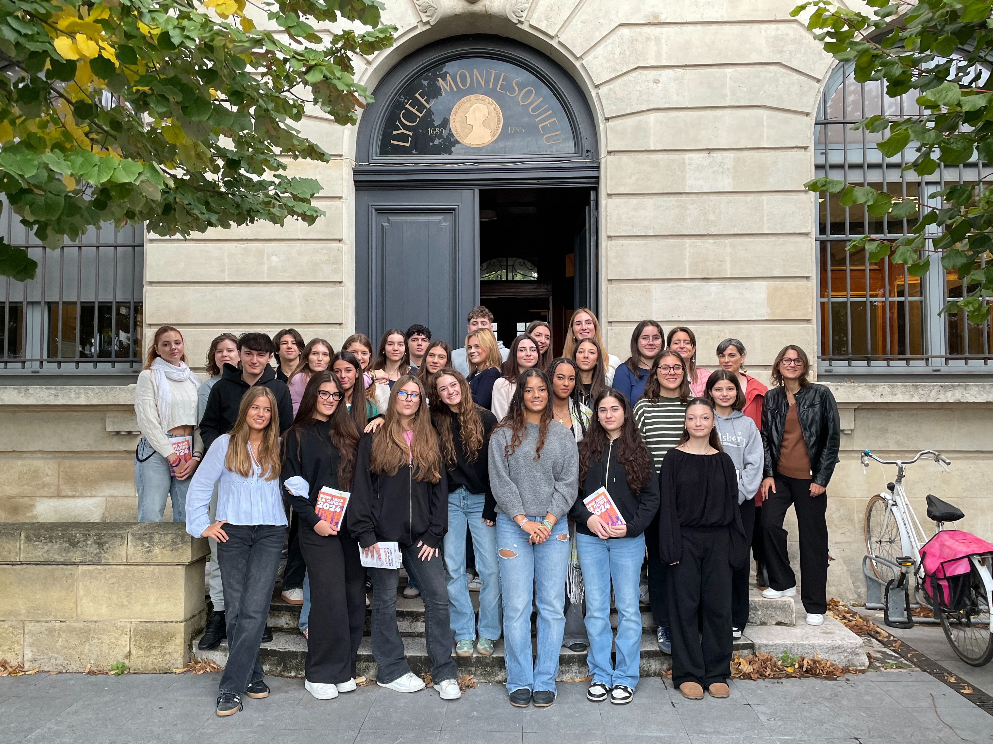 Les élèves de Terminale français et italiens devant le lycée Montesquieu